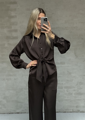 Naja satin skjorte Dark Brown Neo Noir 